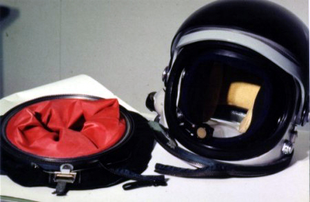 Clearly visible is the red/orange inner of the neckring. This elastic part sealed of the helmet.